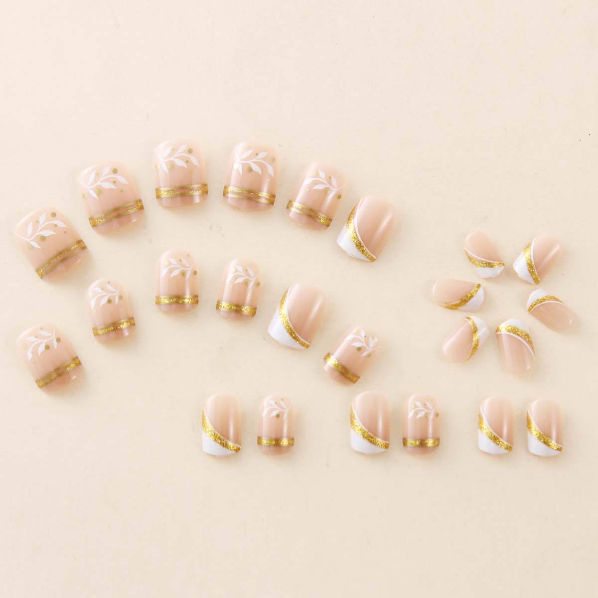 Press On Nail Set - ヌードショートスクエアプレスオンネイルホワイトリーフプリントゴールドグリッターラインフレンチフェイクネイル再利用可能な毎日のマニキュアアクセサリー