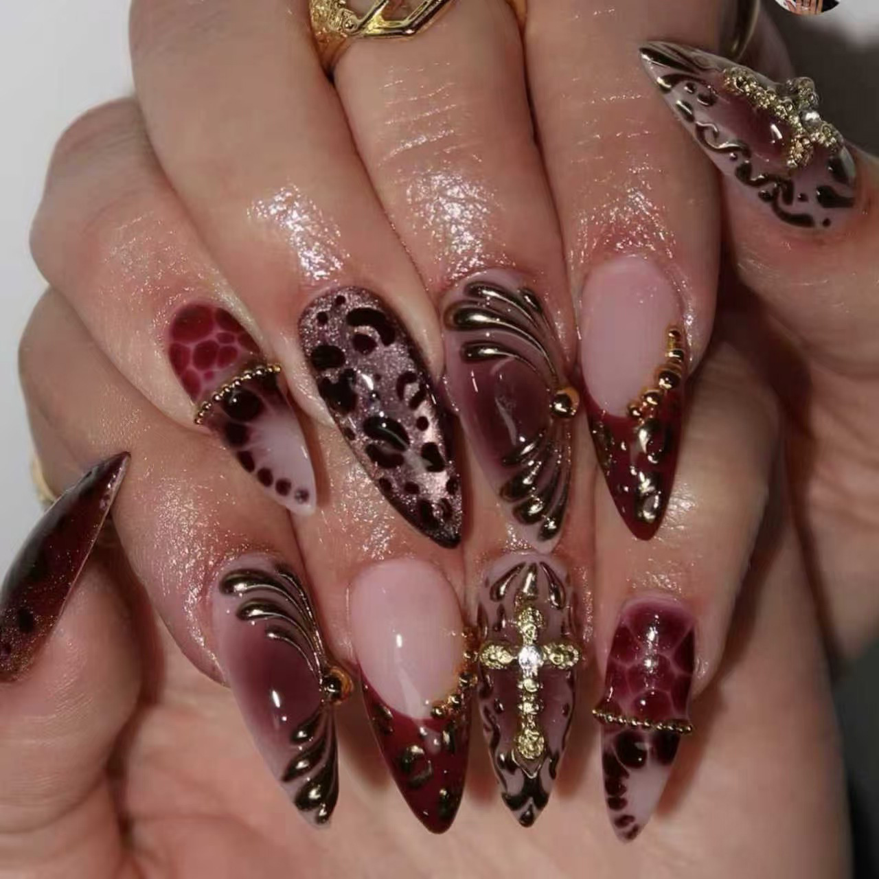 Press On Nail Set - 女性用ミディアムサイズのフェイクネイル、グラデーションコーヒーブラウン、3Dエンボス加工の花柄またはレオパードクロス、ラインストーン付き、フルカバープレスオンネイル