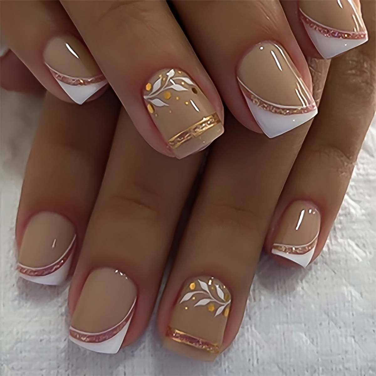 Press On Nail Set - 女性用ショートミディアムフェイクネイル、フレンチスクエアネイルチップ、ゴールドグリッターストリップ、リーフハートデザイン、プレスオン式つけ爪