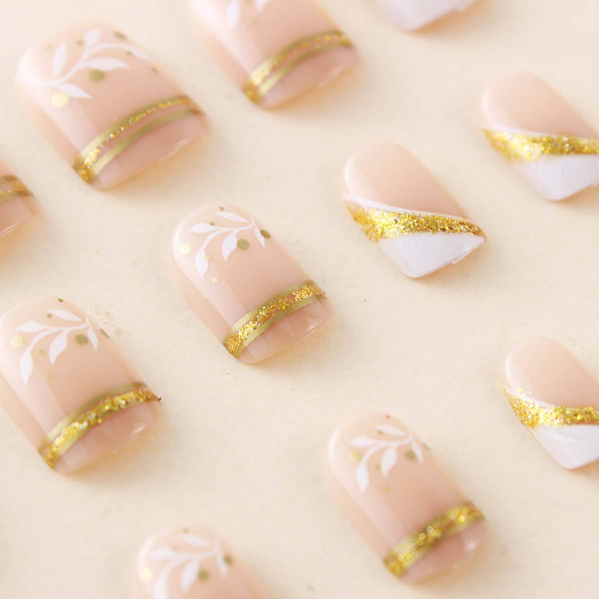 女性用ショートミディアムフェイクネイル、フレンチスクエアネイ - Press On Nail Set のレビューと価格