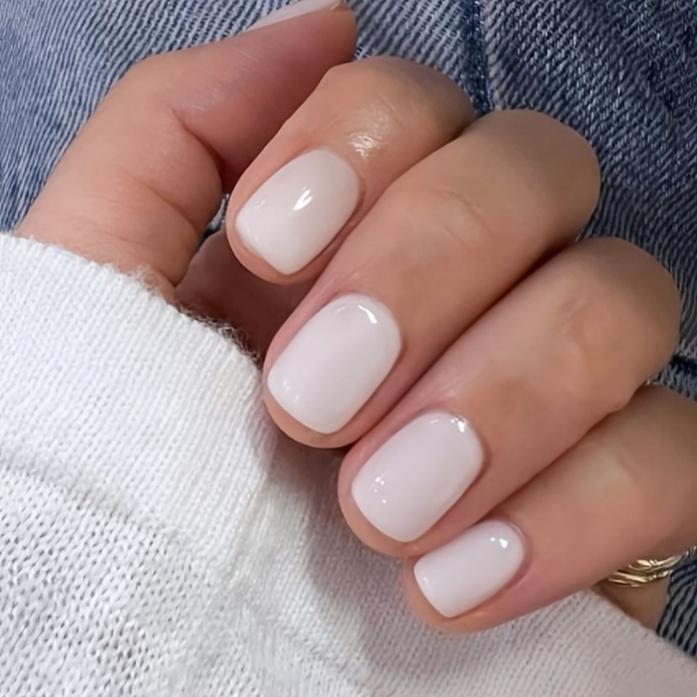 24枚入りミルキーホワイトプレスオンネイルショートスクエア半 - Press On Nail Set のレビューと価格